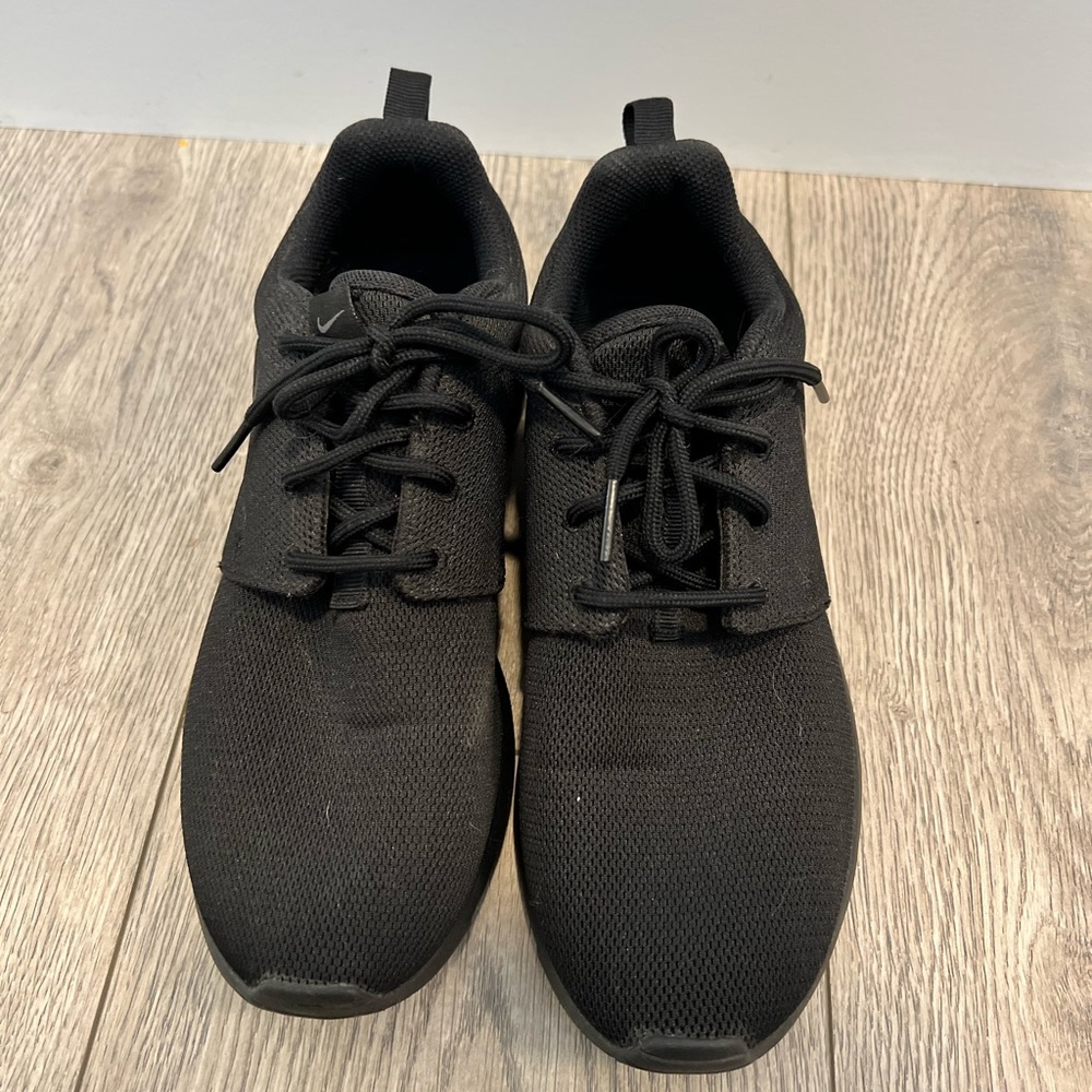 Women’s Size 7.5 All Black Roshe